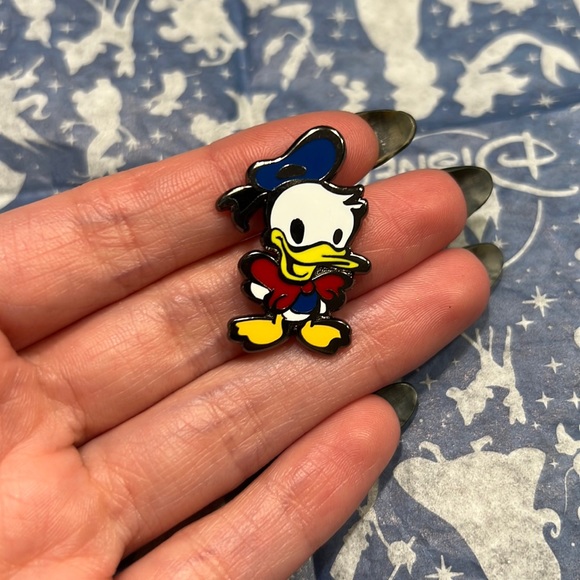 Disney Donald Duck Pin - Picture 1 of 2